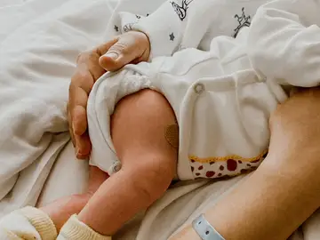 Imagen de un bebé en el hospital Imagen de un bebé en el hospital