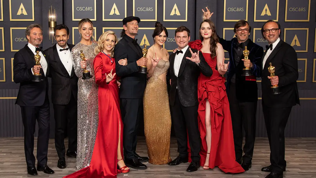 De izquierda a derecha: Eugenio Derbez, Sian Heder, Marlee Matlin, Troy Kotsur, Emilia Jones, Daniel Durant y Amy Forsyth, ganadores del premio a Mejor Película por "CODA" De izquierda a derecha: Eugenio Derbez, Sian Heder, Marlee Matlin, Troy Kotsur, Emilia Jones, Daniel Durant y Amy Forsyth, ganadores del premio a Mejor Película por "CODA"