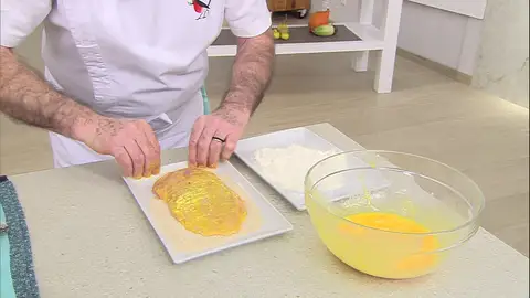 Empánalos con huevo batido y pan rallado. Empánalos con huevo batido y pan rallado.