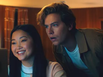 Landa Condor y Cole Sprouse en 'Moonshot' Landa Condor y Cole Sprouse en 'Moonshot'