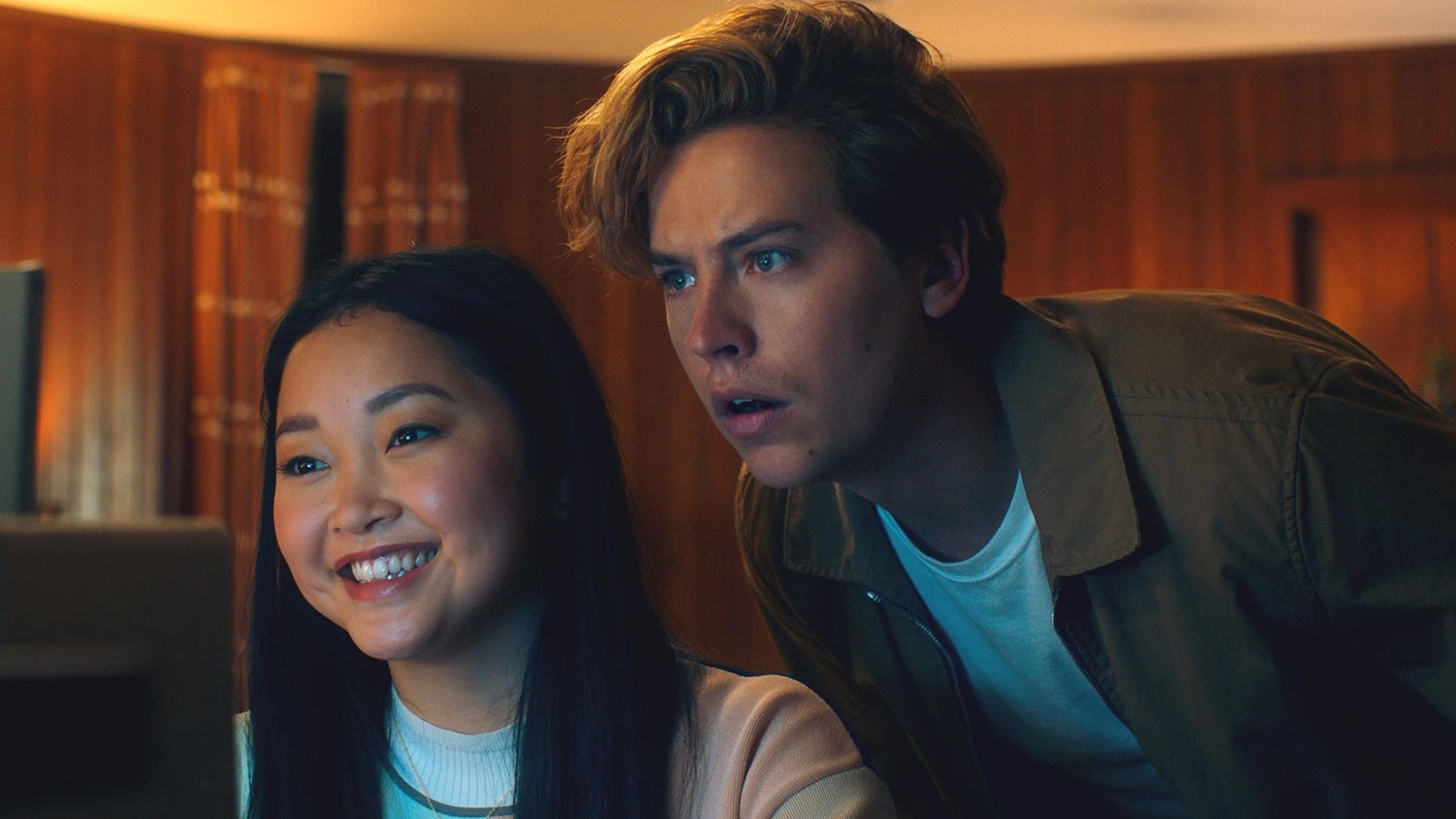 Landa Condor y Cole Sprouse en 'Moonshot'