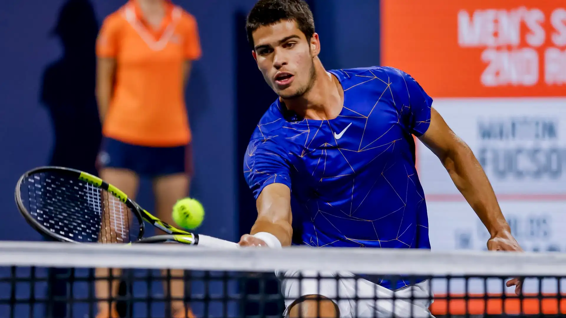 Alcaraz sigue con paso firme en Miami: las dos dejadas que asombraron al público Alcaraz sigue con paso firme en Miami: las dos dejadas que asombraron al público