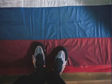 Una nadadora de origen ucraniano pisa la bandera rusa y provoca la reacción del ministro de Deportes: "Es repugnante"