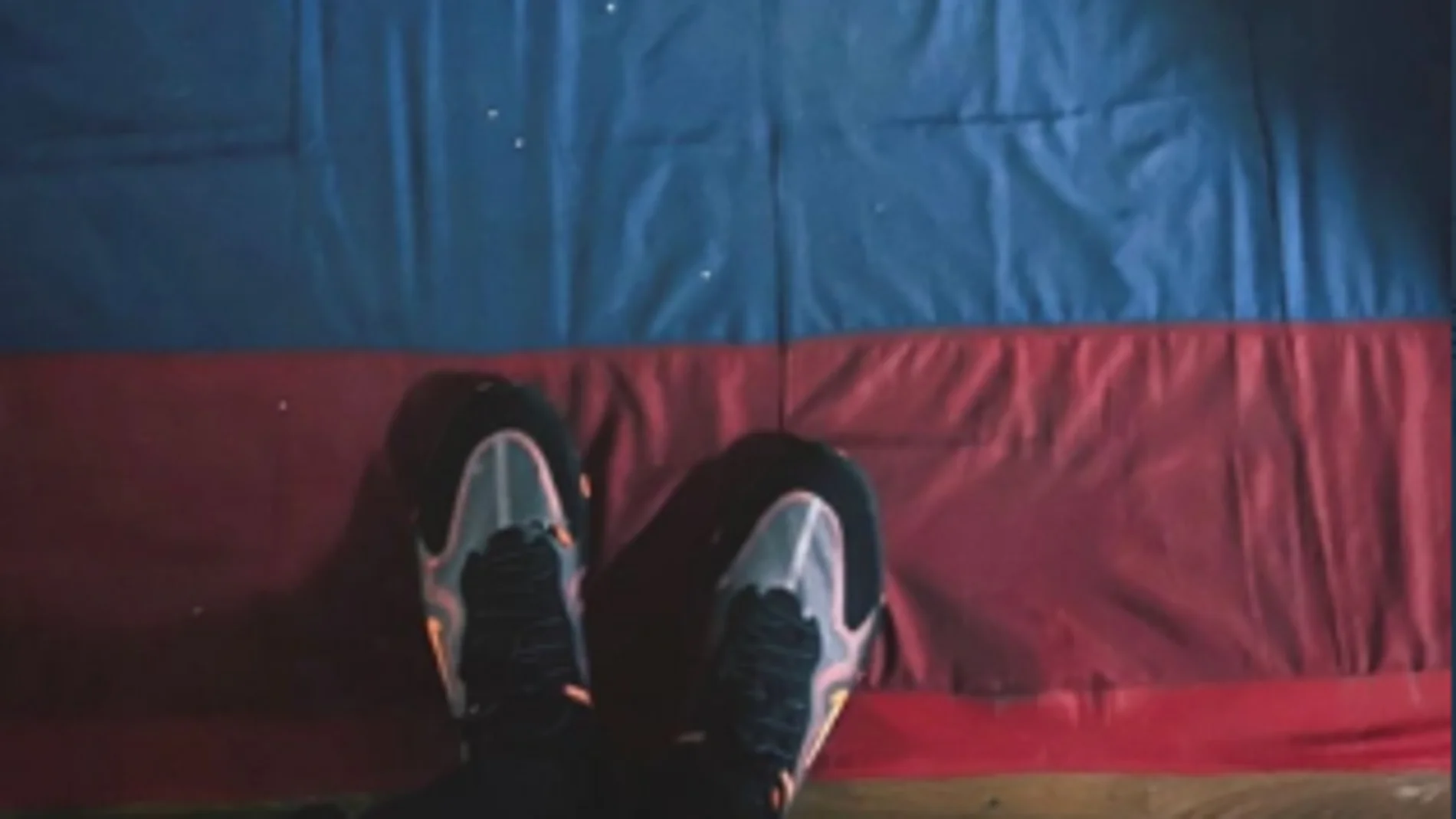Una nadadora de origen ucraniano pisa la bandera rusa y provoca la reacción del ministro de Deportes: "Es repugnante" Una nadadora de origen ucraniano pisa la bandera rusa y provoca la reacción del ministro de Deportes: "Es repugnante"