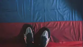 Una nadadora de origen ucraniano pisa la bandera rusa y provoca la reacción del ministro de Deportes: "Es repugnante" Una nadadora de origen ucraniano pisa la bandera rusa y provoca la reacción del ministro de Deportes: "Es repugnante"
