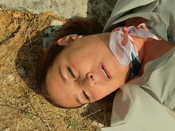 Hünkar cae al suelo tras el ataque de Behice ¿está muerta? Hünkar cae al suelo tras el ataque de Behice ¿está muerta?