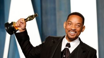 Will Smith con su Oscar en la fiesta de Vanity Fair
