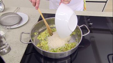 Añade el arroz en la cazuela de las hortalizas, y después irás añadiendo el caldo de los guisantes.