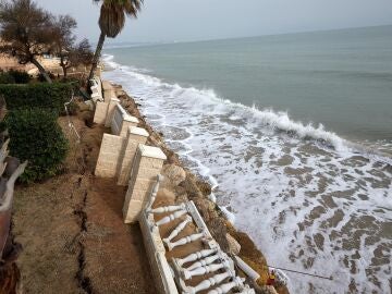 El temporal engulle la playa de Tavernes y deja a la localidad en una situación "crítica"
