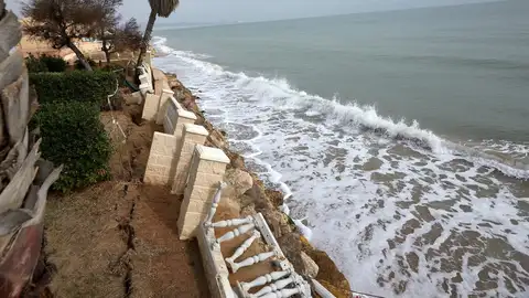 El temporal engulle la playa de Tavernes y deja a la localidad en una situación "crítica" El temporal engulle la playa de Tavernes y deja a la localidad en una situación "crítica"