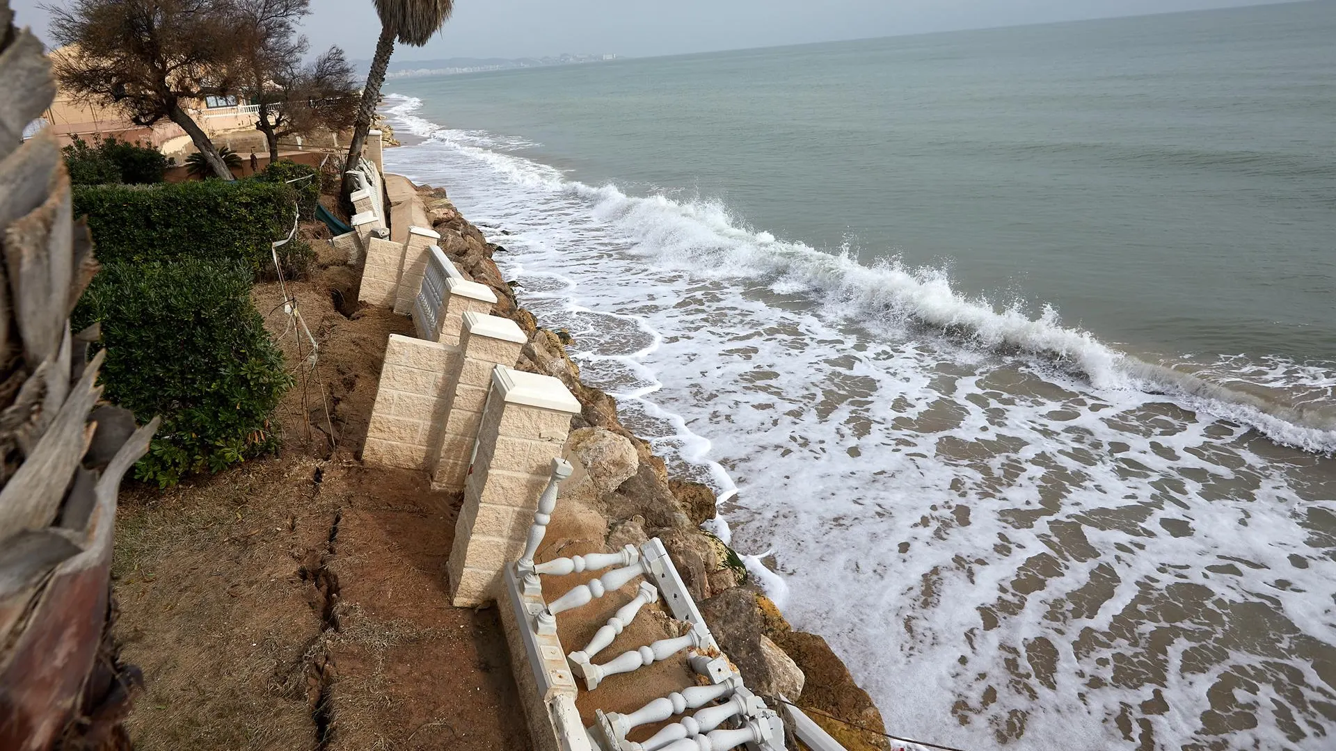 El temporal engulle la playa de Tavernes y deja a la localidad en una situaci&oacute;n "cr&iacute;tica"