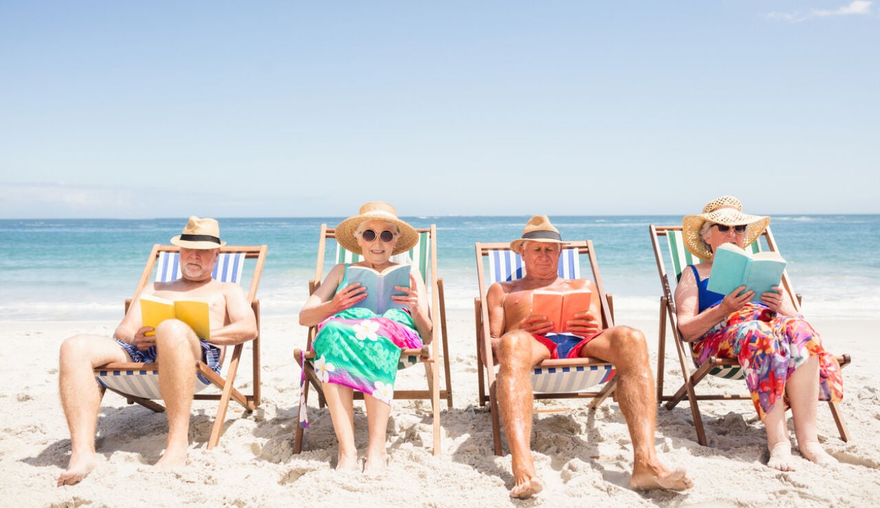 Personas mayores en la playa