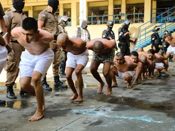 Más de 1.000 presuntos pandilleros detenidos en El Salvador por una ola de asesinatos Más de 1.000 presuntos pandilleros detenidos en El Salvador por una ola de asesinatos