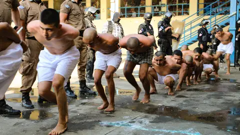 Más de 1.000 presuntos pandilleros detenidos en El Salvador por una ola de asesinatos Más de 1.000 presuntos pandilleros detenidos en El Salvador por una ola de asesinatos