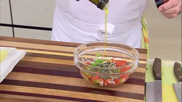 Añade al bol con las verduras picadas y las pipas, el vinagre y el aceite.