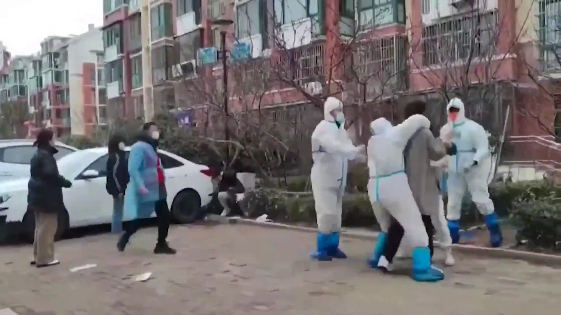 Pelea entre sanitarios y civiles en Shanghái (China) por la COVID-19 Pelea entre sanitarios y civiles en Shanghái (China) por la COVID-19