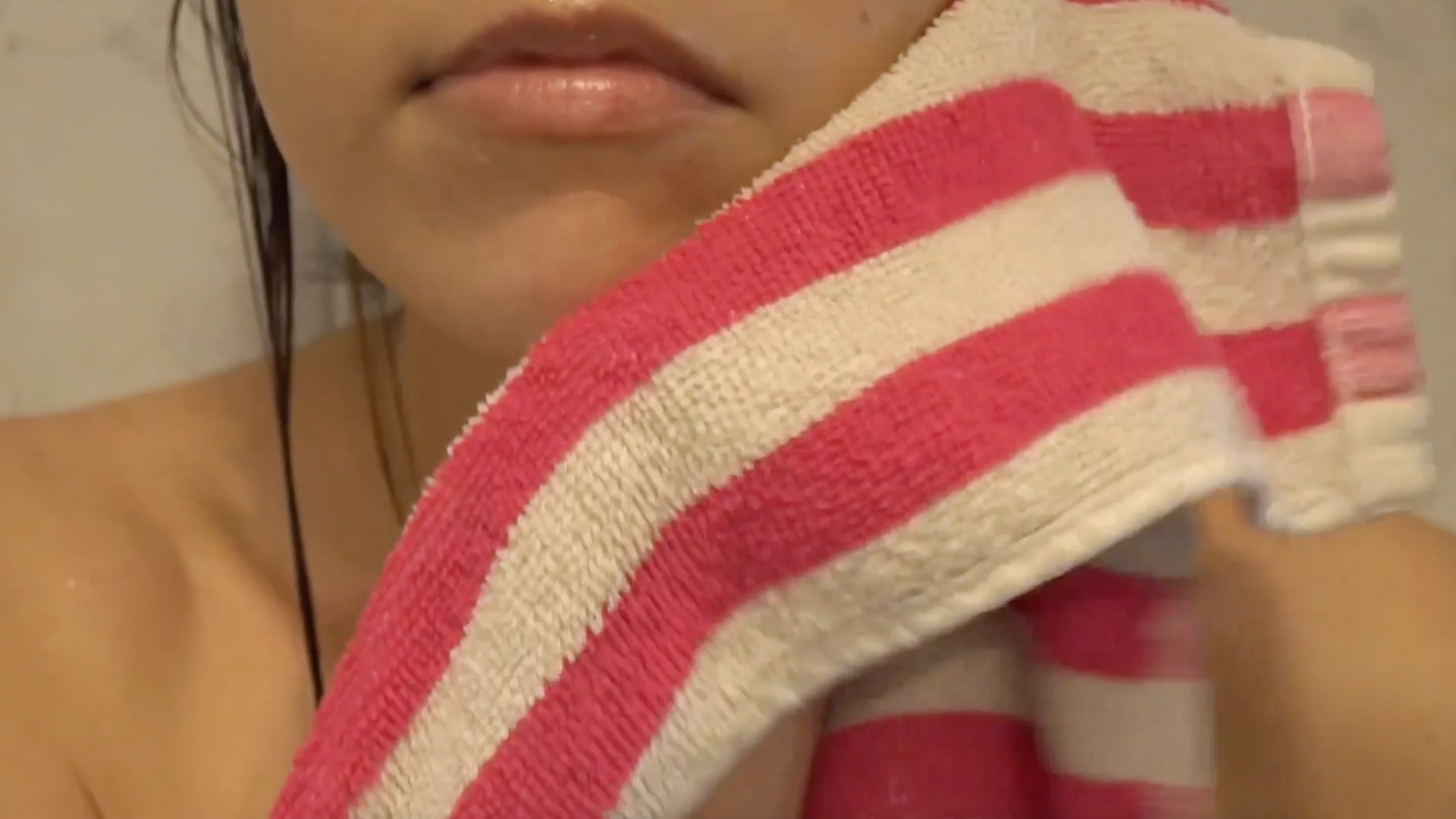 Mujer secándose Mujer secándose