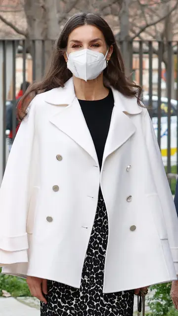 Reina Letizia usando el abrigo de la Princesa Leonor Reina Letizia