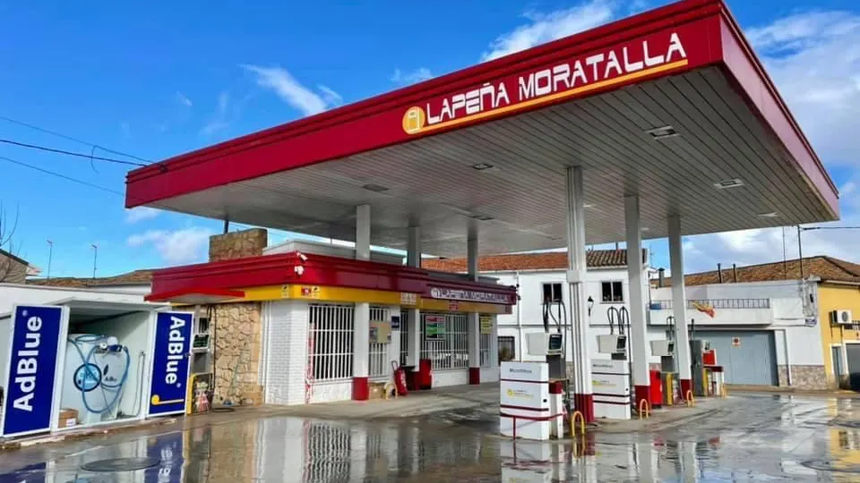 Foto de archivo de una gasolinera Foto de archivo de una gasolinera