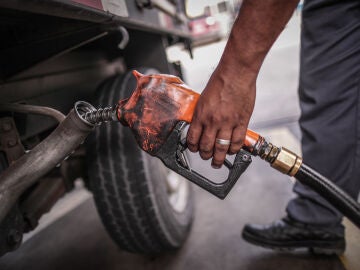 Un empleado suministra combustible a un camión, en una imagen de archivo