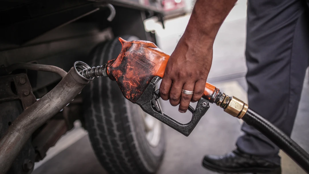 Un empleado suministra combustible a un cami&oacute;n, en una imagen de archivo