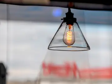 Lámpara con bombilla led en un bar, en una imagen de archivo.