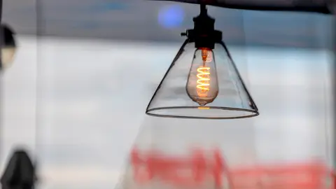 Lámpara con bombilla led en un bar, en una imagen de archivo. Lámpara con bombilla led en un bar, en una imagen de archivo.