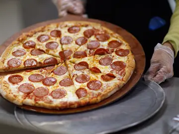 Dos niños muertos y decenas de enfermos graves en Francia después de comer pizzas contaminadas 