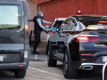 Un hombre llena el depósito de su vehículos en una estación de servicio de Madrid Un hombre llena el depósito de su vehículos en una estación de servicio de Madrid
