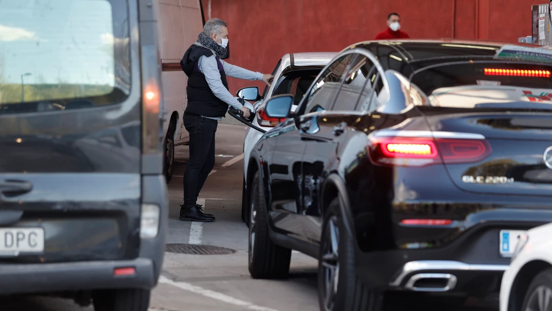 Un hombre llena el dep&oacute;sito de su veh&iacute;culos en una estaci&oacute;n de servicio de Madrid