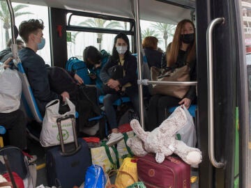 Varios refugiados ucranianos en un autobús