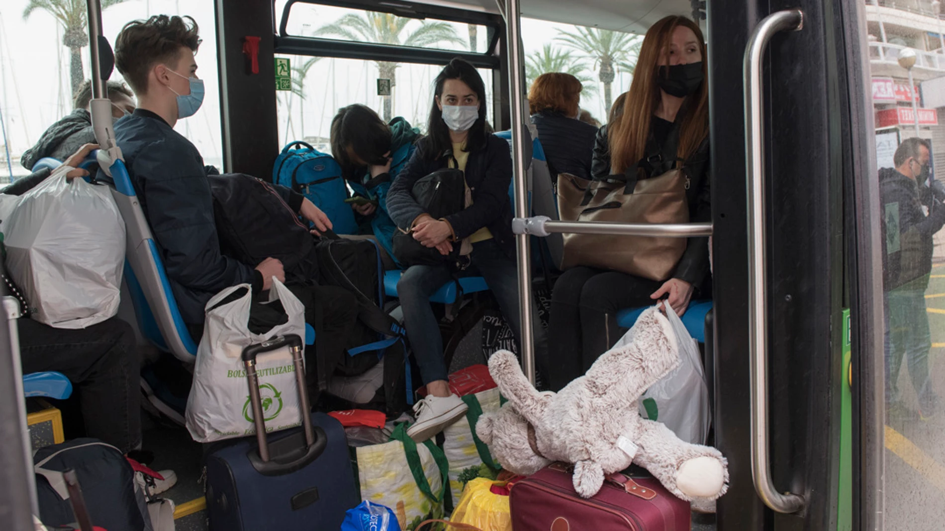 Varios refugiados ucranianos en un autobús