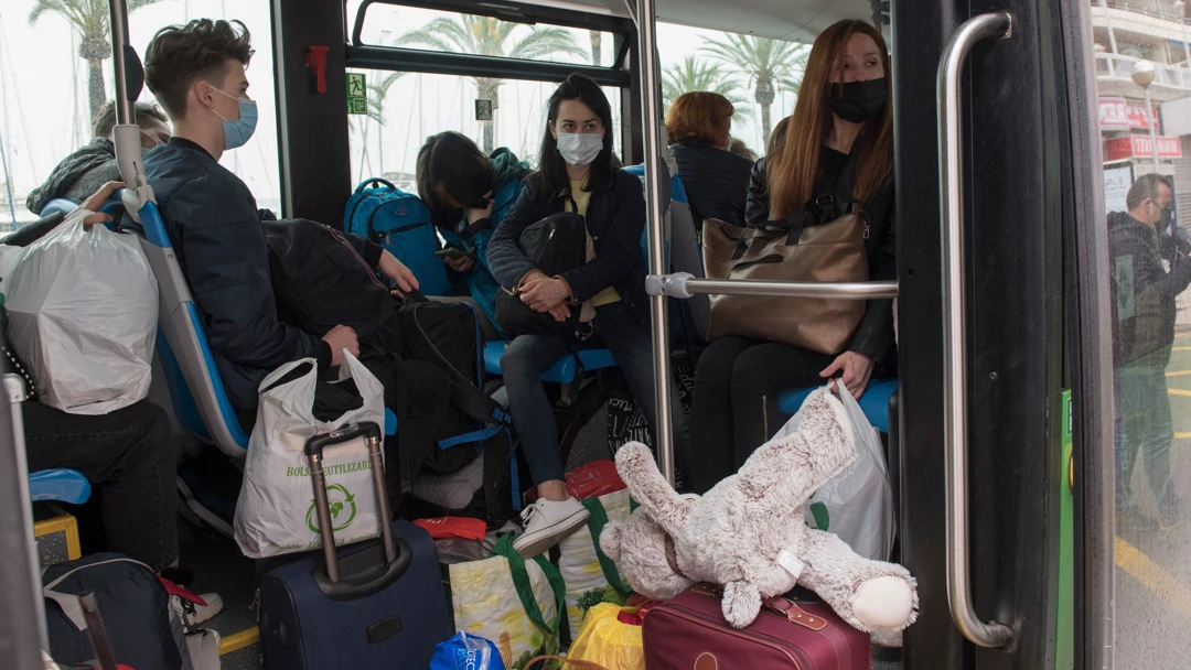 Varios refugiados ucranianos en un autobús Varios refugiados ucranianos en un autobús