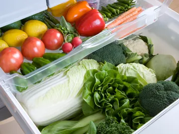 Frutas y verduras en la nevera. Frutas y verduras en la nevera.
