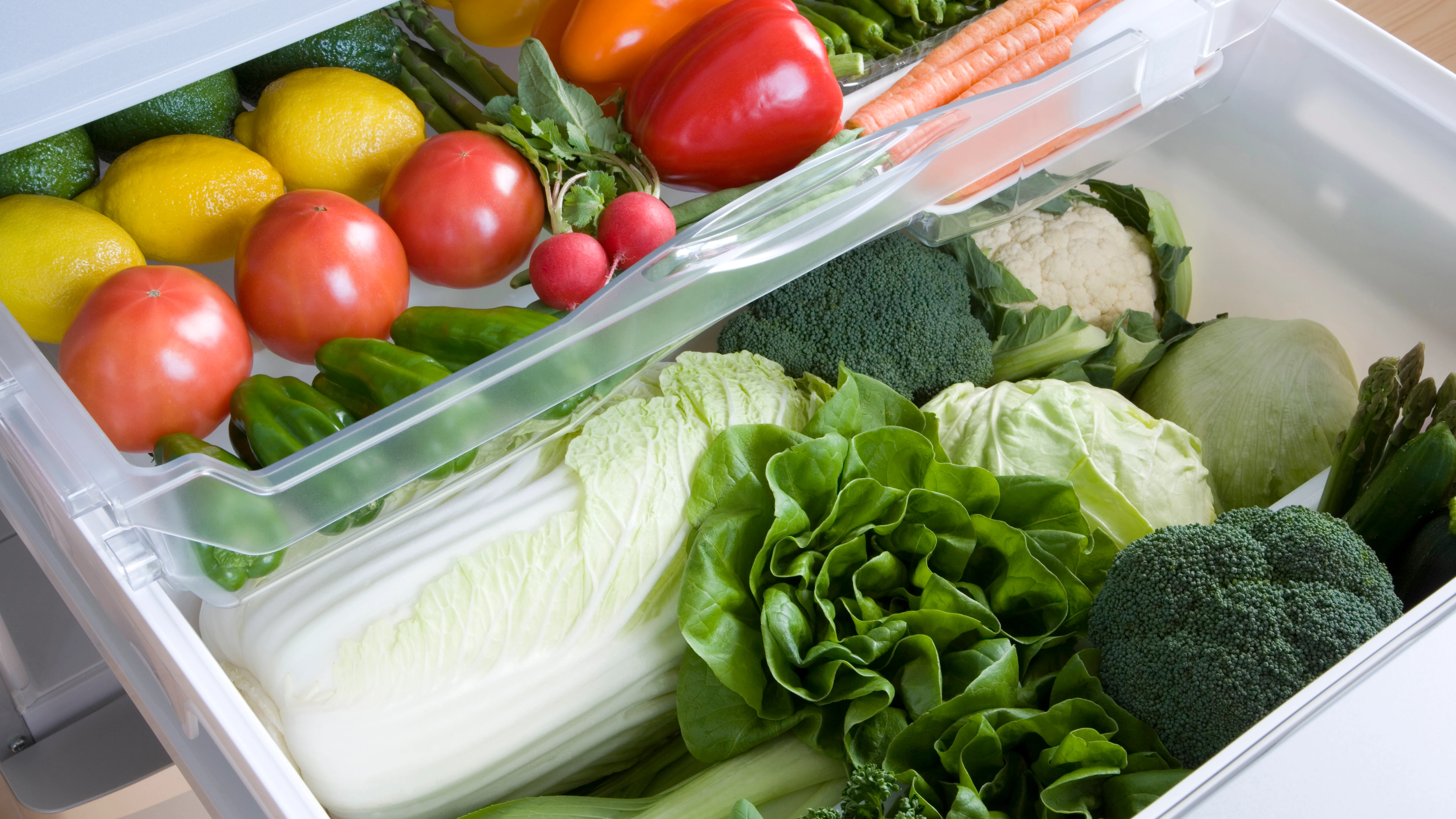 Frutas y verduras en la nevera. Frutas y verduras en la nevera.