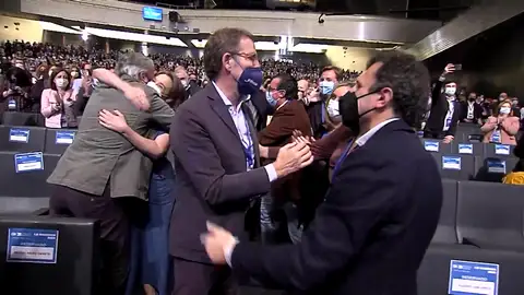 Núñez Feijóo es recibido a su llegada al Congreso del PP en Sevilla entre gritos de "presidente" Núñez Feijóo es recibido a su llegada al Congreso del PP en Sevilla entre gritos de "presidente"