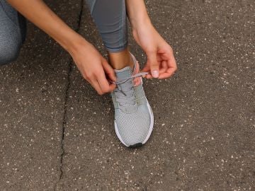 Zapatillas deportivas de color gris.