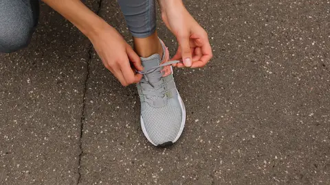 Zapatillas deportivas de color gris. Zapatillas deportivas de color gris.