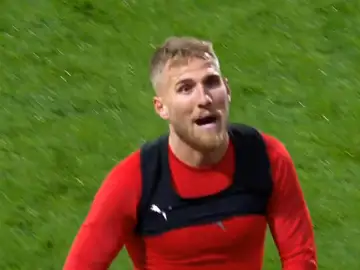El entrenador del Girona cambia a Samu Saiz en el minuto 36 y este explota: tira la camiseta y le llama "payaso" El entrenador del Girona cambia a Samu Saiz en el minuto 36 y este explota: tira la camiseta y le llama "payaso"