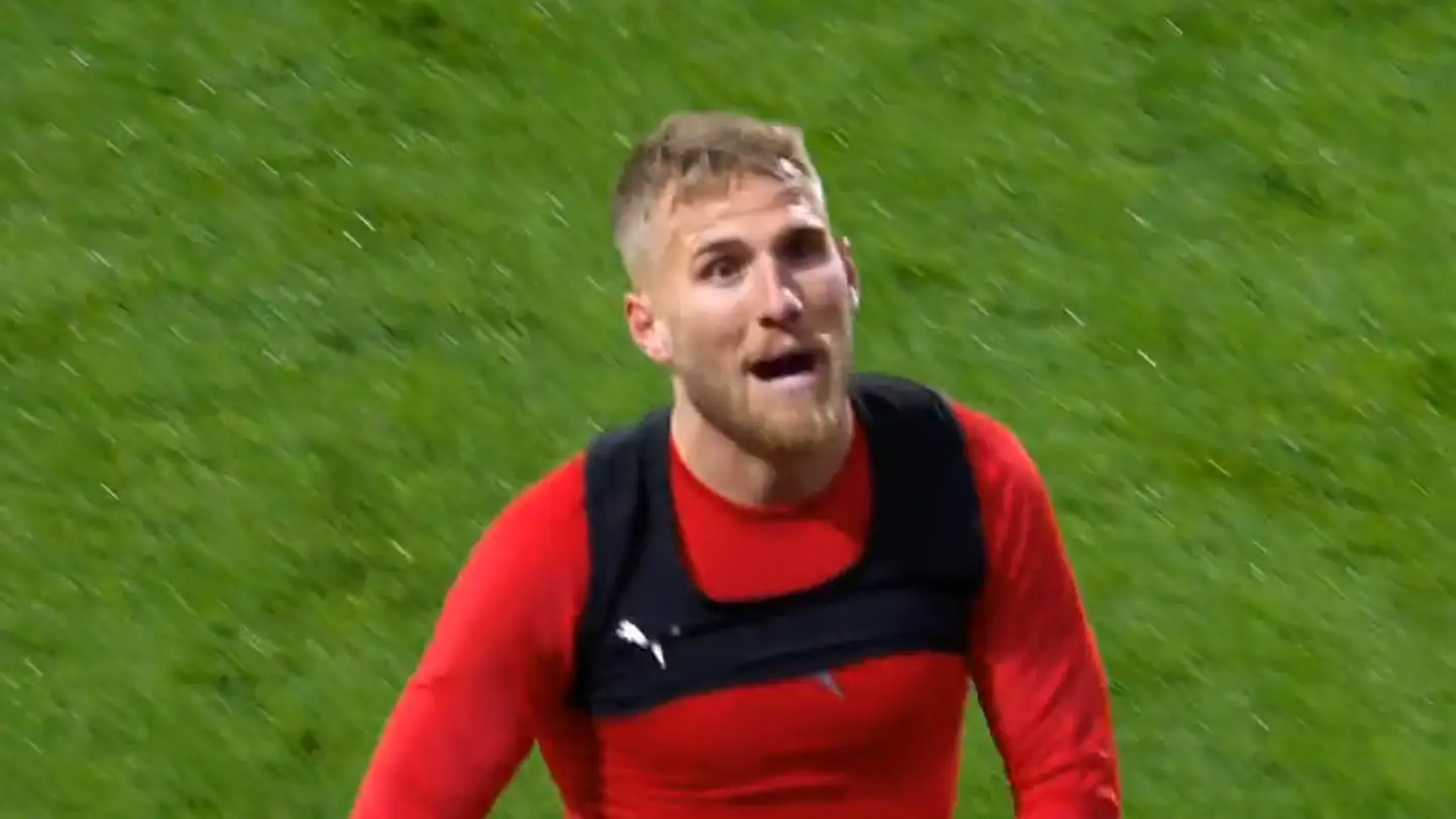 El entrenador del Girona cambia a Samu Saiz en el minuto 36 y este explota: tira la camiseta y le llama "payaso"