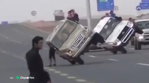 La nueva y peligrosa moda en los Emiratos Árabes: carreras con coches sobre dos ruedas La nueva y peligrosa moda en los Emiratos Árabes: carreras con coches sobre dos ruedas