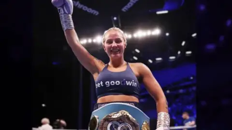 Ebanie Bridges, de 'chica del ring' a campeona del mundo Ebanie Bridges, de 'chica del ring' a campeona del mundo
