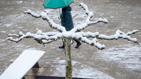 A3 Noticias Fin de Semana (03-04-22) El temporal deja nieve y heladas en las montañas de la mitad norte e importantes daños en los frutales de Lleida A3 Noticias Fin de Semana (03-04-22) El temporal deja nieve y heladas en las montañas de la mitad norte e importantes daños en los frutales de Lleida