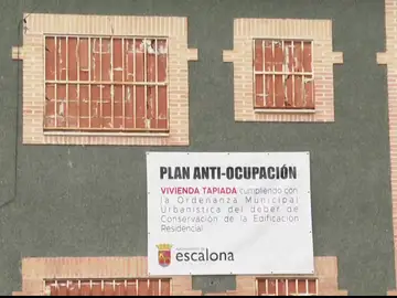 El Ayuntamiento de Escalona, en Toledo, tapia ventanas y puertas de casas para evitar su okupación