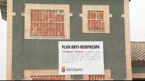 El Ayuntamiento de Escalona, en Toledo, tapia ventanas y puertas de casas para evitar su okupación El Ayuntamiento de Escalona, en Toledo, tapia ventanas y puertas de casas para evitar su okupación