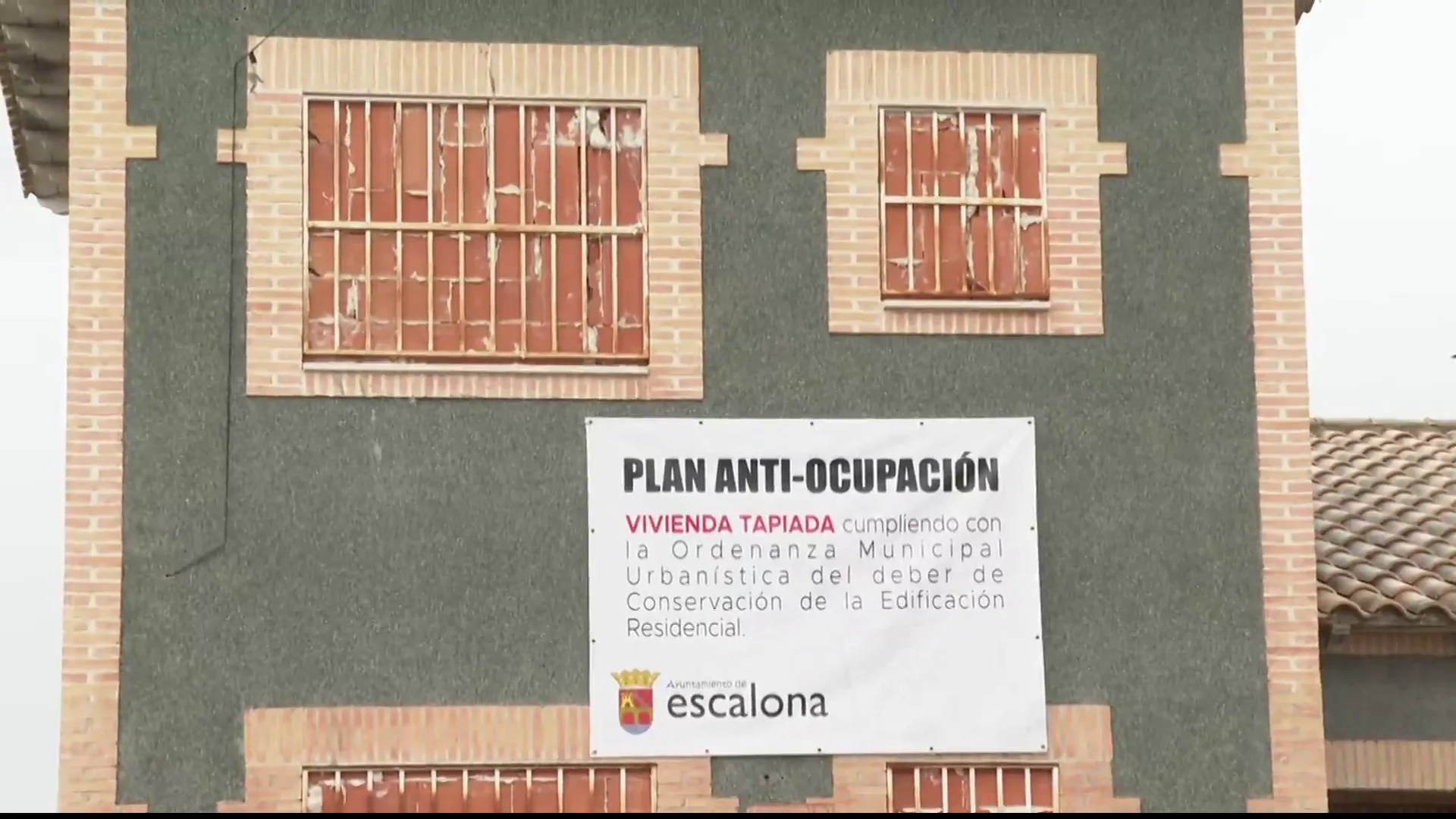El Ayuntamiento de Escalona, en Toledo, tapia ventanas y puertas de casas para evitar su okupaci&oacute;n