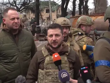 Volodímir Zelenski se desplaza a Bucha tras la matanza de civiles: "El diablo ha visitado nuestra tierra" Volodímir Zelenski se desplaza a Bucha tras la matanza de civiles: "El diablo ha visitado nuestra tierra"