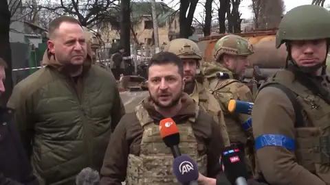 Volodímir Zelenski se desplaza a Bucha tras la matanza de civiles: "El diablo ha visitado nuestra tierra" Volodímir Zelenski se desplaza a Bucha tras la matanza de civiles: "El diablo ha visitado nuestra tierra"
