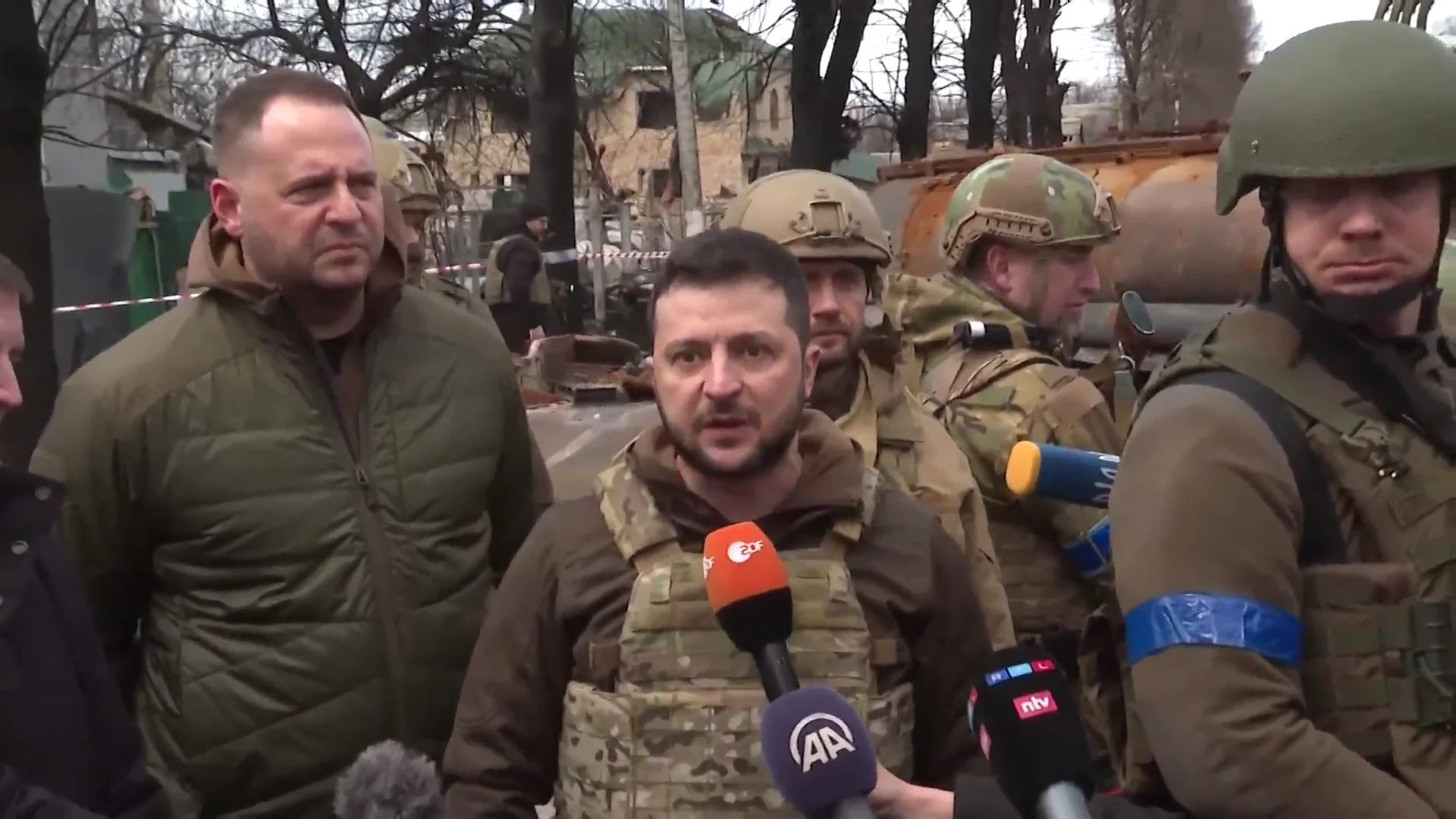 Volodímir Zelenski se desplaza a Bucha tras la matanza de civiles: "El diablo ha visitado nuestra tierra" Volodímir Zelenski se desplaza a Bucha tras la matanza de civiles: "El diablo ha visitado nuestra tierra"