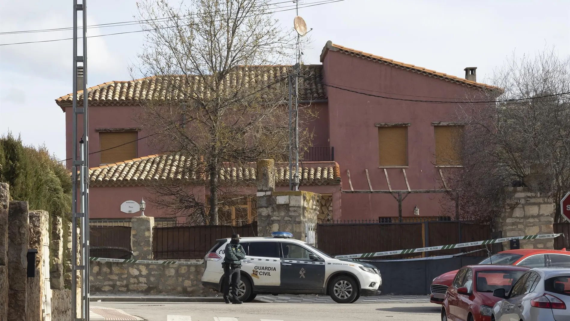 Vehículo de la Guardia Civil en Nohales (Cuenca) donde un varón de 43 años ha sido detenido como autor de la muerte de una mujer de 47 años